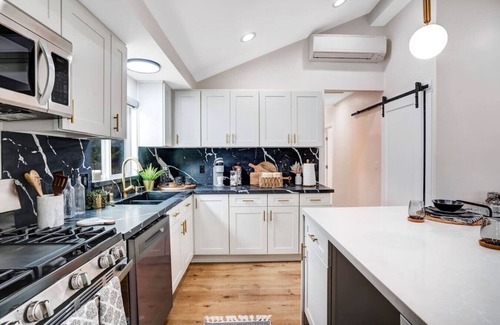 University Heights House | The Artisan - 3BR - Modern Retreat