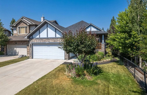 Okotoks Apartment | The Artisan Golf Course PrivateEntry SmartTV