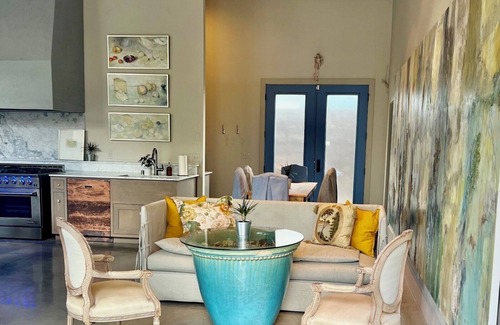 West Central House | The Artist Abode in Kendall Yards. Just blocks from shops, bars & restaurants.