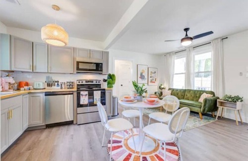 North Charleston House | The Artist-cute 2/1 and only 8 minutes to downtown
