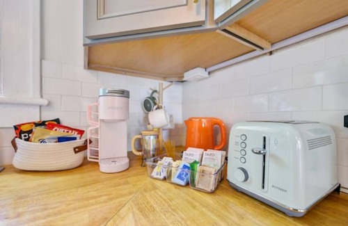 North Charleston House | The Artist-cute 2/1 and only 8 minutes to downtown