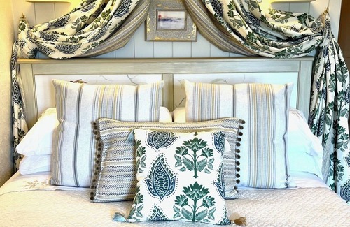Baldoyle Bed & Breakfast | The Artist Residence Boutique B&B - A 100 year old cottage by the sea in Dublin