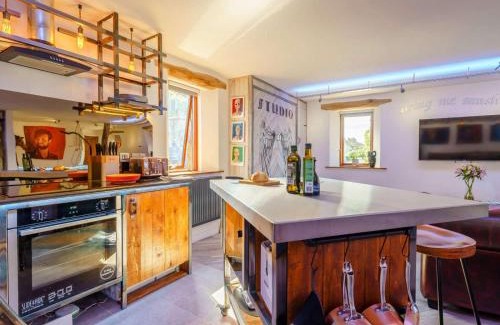 Slyne Apartment | The Artist Studio