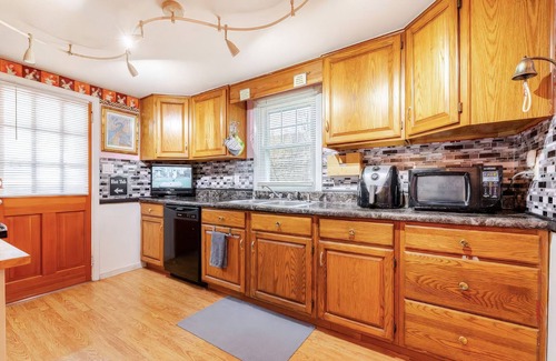 Scotrun House | The Artist Studio Loft - Poconos - Hot Tub