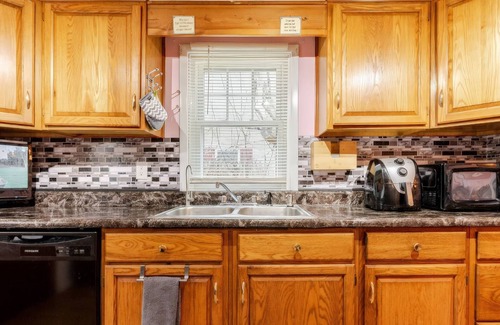 Scotrun House | The Artist Studio Loft - Poconos - Hot Tub