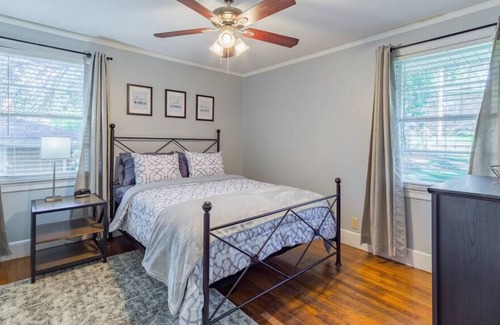Forest Acres House | The Ashby | Close to Fort Jackson + USC | Sleeps 6