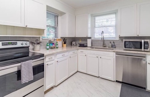 Forest Acres House | The Ashby | Close to Fort Jackson + USC | Sleeps 6
