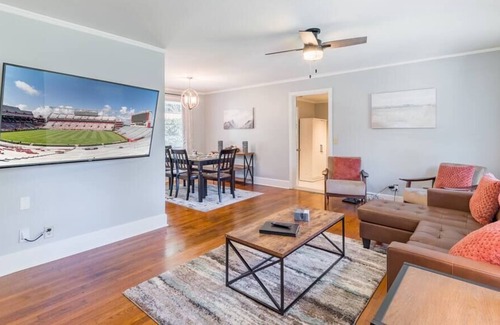 Forest Acres House | The Ashby | Close to Fort Jackson + USC | Sleeps 6