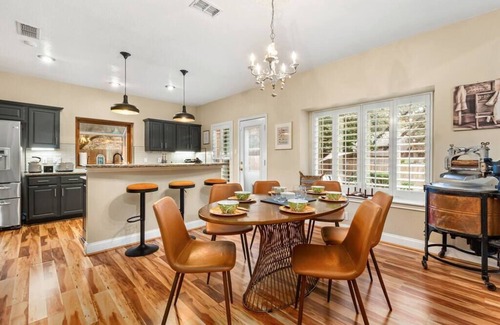 North San Antonio - SAT House | The Ashton - Heated Pool & Spa, King Beds, A Luxury Retreat