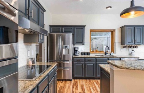 North San Antonio - SAT House | The Ashton - Heated Pool & Spa, King Beds, A Luxury Retreat