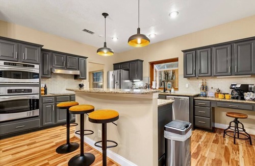 North San Antonio - SAT House | The Ashton - Heated Pool & Spa, King Beds, A Luxury Retreat