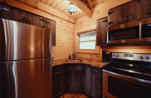 Hallsville Cabin | The Ashton - Cozy, classic, pet-friendly, three bed cabin in Hocking Hills!