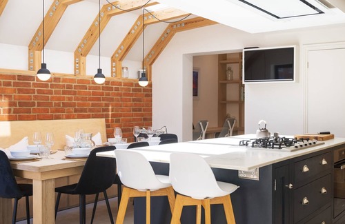 Henley House | The Aston - Superbly Equipped 4 Bedroom Townhouse