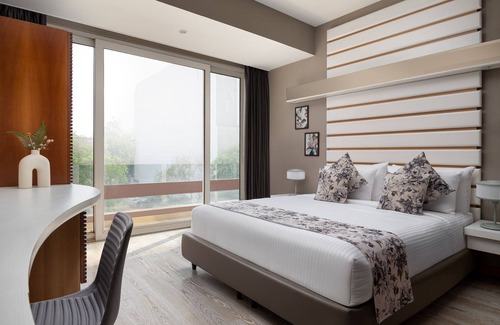 DLF Phase 1 Hotel | The Atara Near Golf Course Road