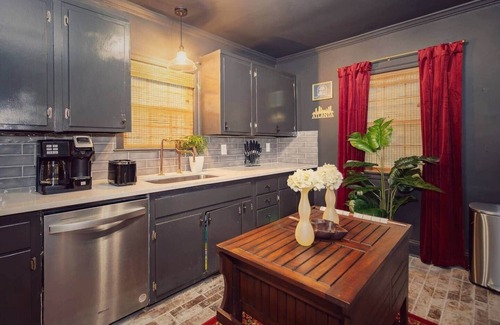Jefferson Park House | The Atlanta Cottage! 10 min fr downtown ATL!