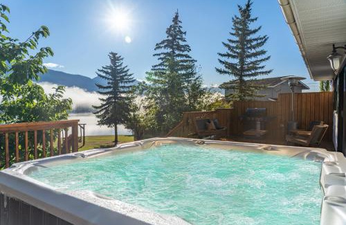 East Kootenay House | The Aura I Lake View I Hot Tub I Sleeps 27 Guests