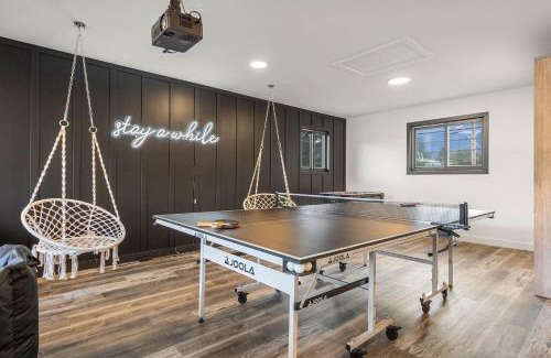 East Kootenay House | The Aura I Lake View I Hot Tub I Sleeps 27 Guests