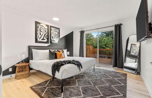 East Kootenay House | The Aura I Lake View I Hot Tub I Sleeps 27 Guests