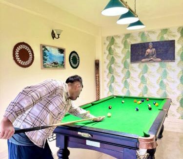 Kumarhatti Villa | The Auriga 3BHK Fully Entair Villa with Bonfire in kasauli I Pvt Stay I Open Air Terrace I Kitchen Livingroom I Lawn Bonfire I Gaming Zone