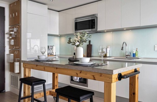 Victoria Park Apartment | The Aurora - Elegant Unit w/Panoramic City Views!