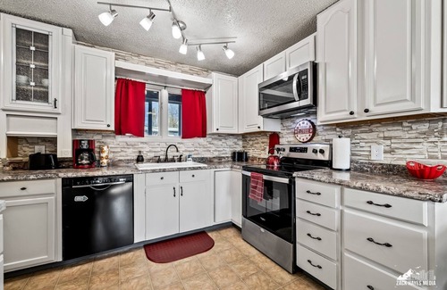 Spenard Apartment | The Aurora Suite- quiet setting, minutes from the Airport & Downtown!