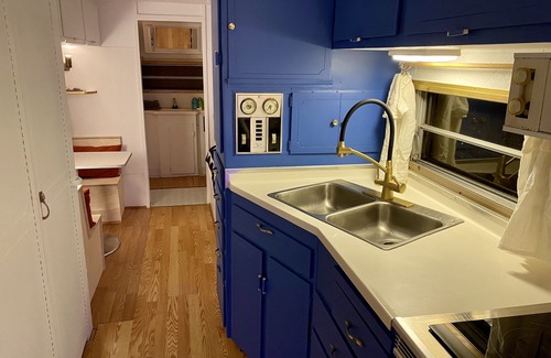 Bouldin House | The Austin LoveStream! New Hot Tub, Full Bathroom, Deck & Grill!