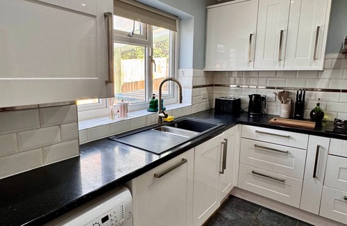 Harlington House | The Aviator | Modern Large 4 Bed Property | London | Mins From Heathrow