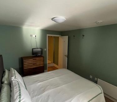 Heath and Reach Hotel | The Axe and Compass
