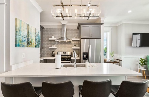 Cannonborough Elliotborough Apartment | The Azalea Suite at 124 Spring