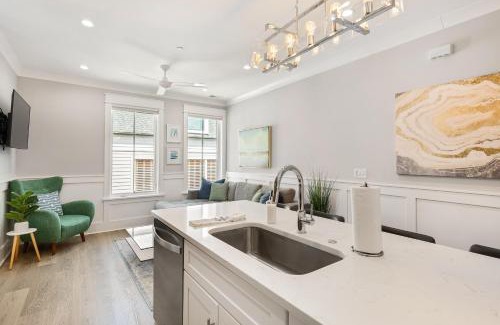 Cannonborough Elliotborough Apartment | The Azalea Suite at 124 Spring