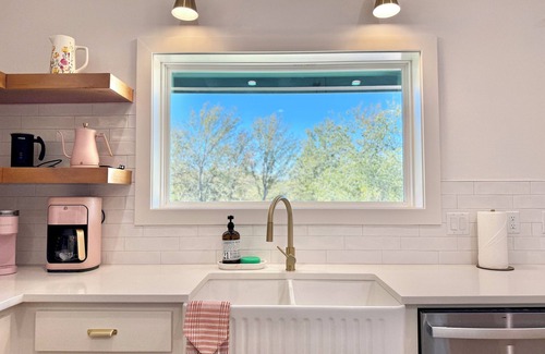 Granbury House | THE BABE CAVE: Beauty Bar, Mini Golf, & IG Worthy