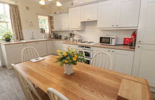 Staindrop House | THE BACK HOUSE, pet friendly, with hot tub in Staindrop