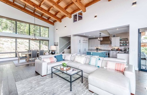 Bailey House | The Bailey Lodge Private Hot Tub Patio+Views