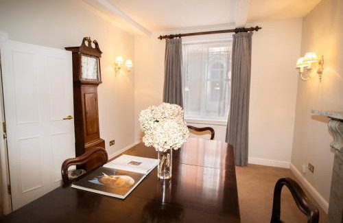 Winchester Apartment | The Bakehouse - central townhouse sleeps 8 people