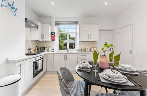 Ashford-in-the-Water Cottage | The Bakewell Retreat - Full Sized Hot-Tub - Pets