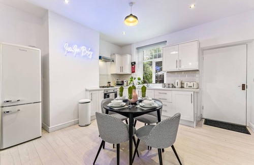 Ashford-in-the-Water Cottage | The Bakewell Retreat - Full Sized Hot-Tub - Pets