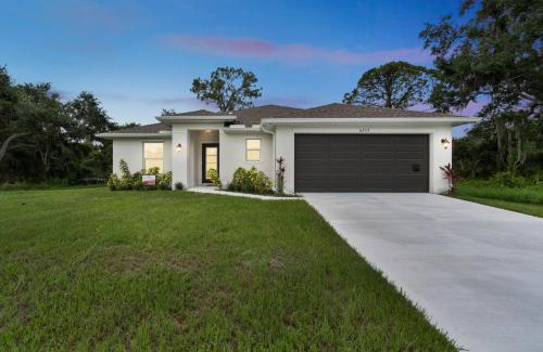 North Port House | The Balboa - Modern Luxury Getaway