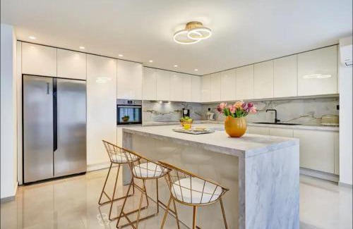 Thompson Estate Apartment | The Balcony