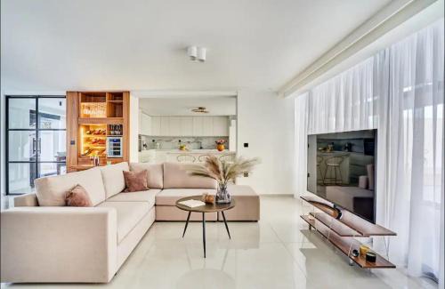 Thompson Estate Apartment | The Balcony
