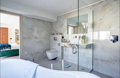 Thompson Estate Apartment | The Balcony