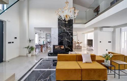 Thompson Estate Apartment | The Balcony