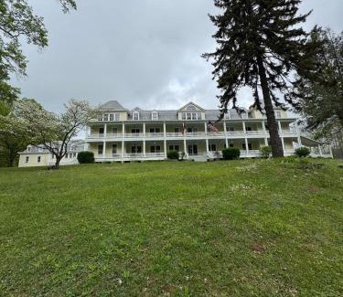 Sylva Hotel | The Balsam Mountain Inn