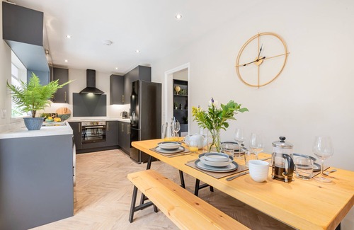 Silverdale House | The Bank House- Luxury 3 bed cottage with hot tub!