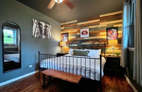 Near West Side Apartment | The Banksy-Free Parking -4 bedroom w King bed- Firepit Rooftop near United Center