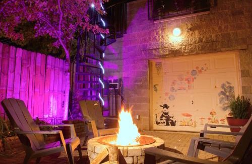 Near West Side Apartment | The Banksy-Free Parking -4 bedroom w King bed- Firepit Rooftop near United Center