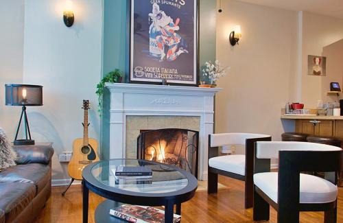 Near West Side Apartment | The Banksy-Free Parking -4 bedroom w King bed- Firepit Rooftop near United Center