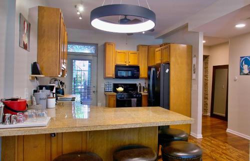 Near West Side Apartment | The Banksy-Free Parking -4 bedroom w King bed- Firepit Rooftop near United Center