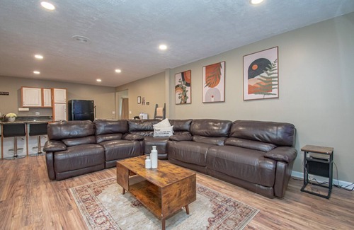 Miamisburg Apartment | The Barbershop-Luxury 2 bd/2bth in DWTN Miamisburg