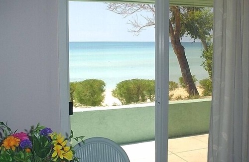 South Palmetto Point House | The Barefoot Beach House sits on a sandy beach