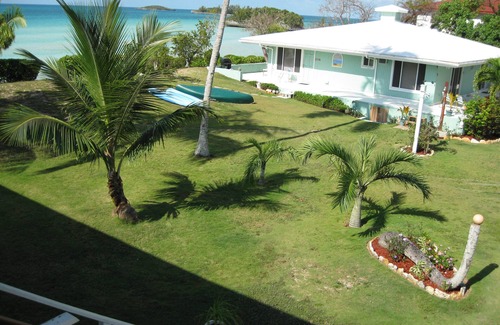 South Palmetto Point House | The Barefoot Beach House sits on a sandy beach
